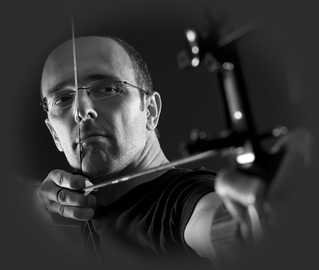 Ein Mann hält einen Pfeil und Bogen