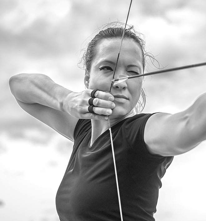 Eine junge Frau beim Bogenschiessen